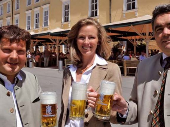Peter Hubert, Herzogin Anna in Bayern und Brauhaus-Geschäftsführer Christian Wagner